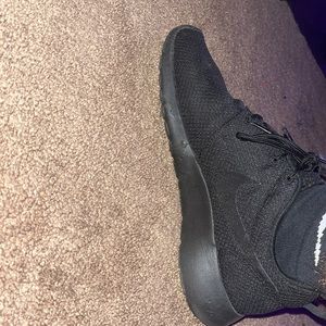 low top nike all black